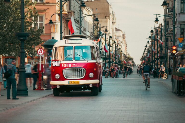 Zabytkowe kamienice przy ulicy Piotrkowskiej w Łodzi, w strefie rewitalizacji